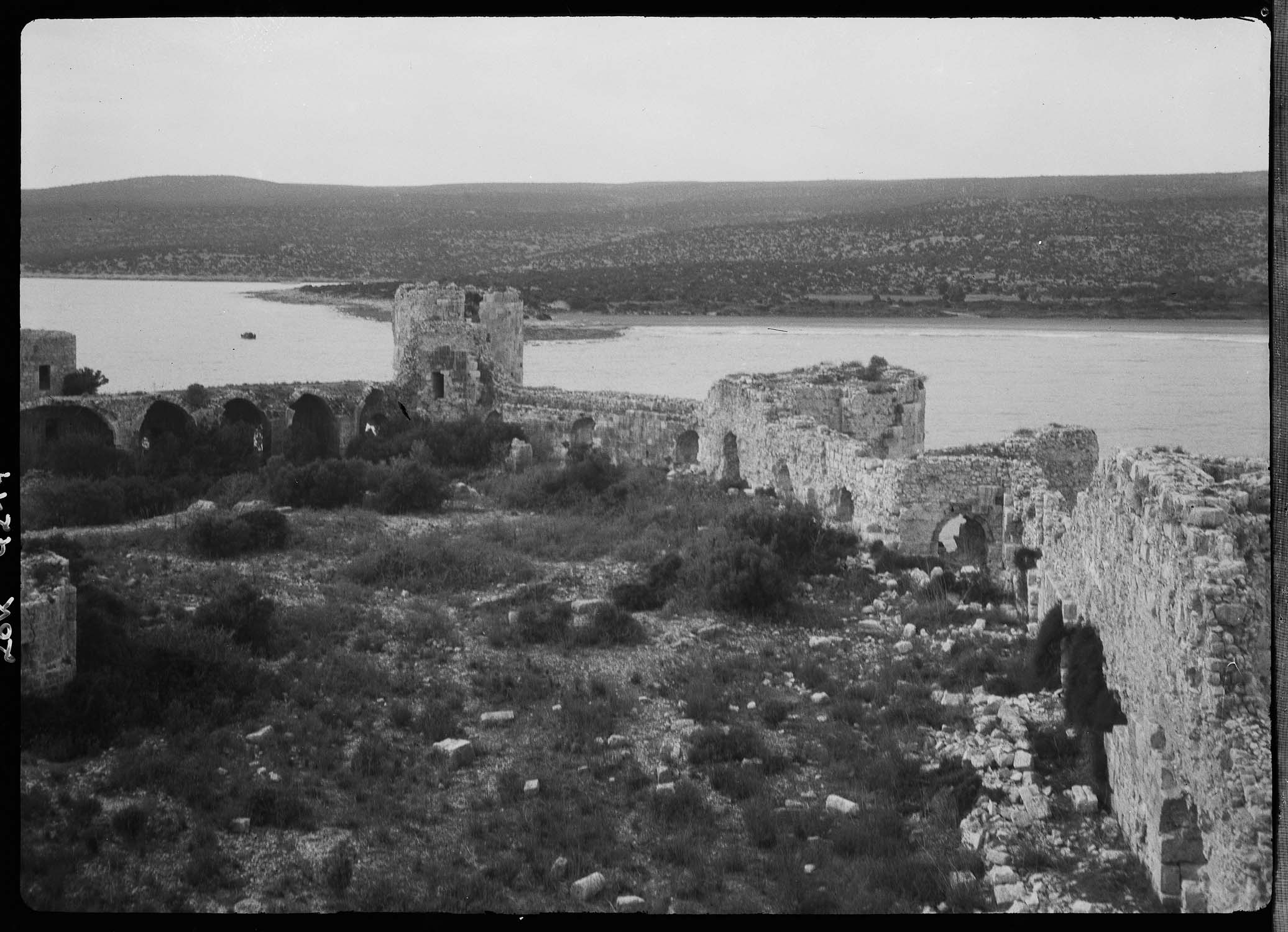 Vue intérieure, avec la côte au second plan